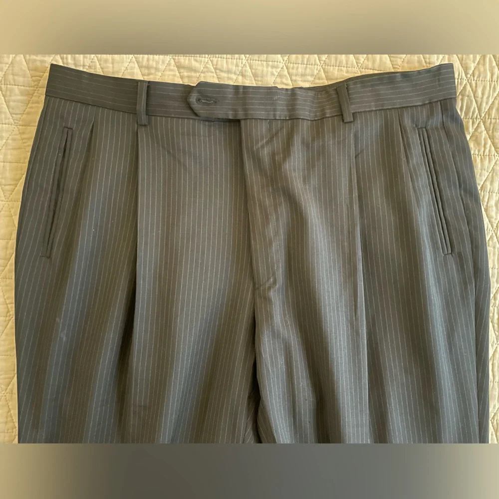 DONNA KARAN SIGNATURE Made in Italy Vintage 3-Button Fine Stripe Wool‎ Suit 46 R